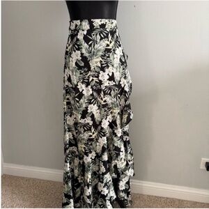 AKIRA Women’s Floral Black and White Maxi Skirt Size S